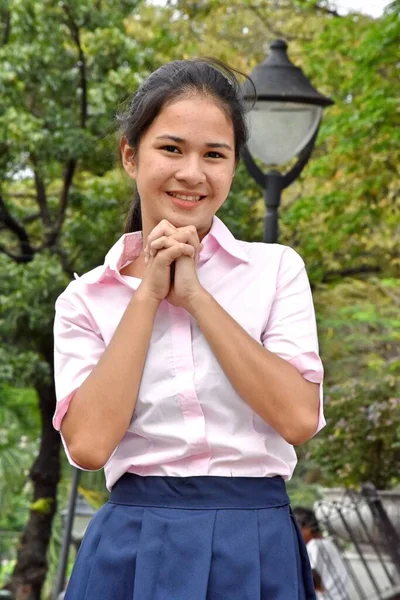 Filippinska Tonåring Flicka Ber Bär Rosa Skjorta Parken — Stockfoto
