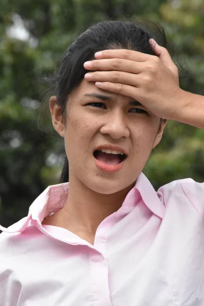 Jugendliches Mädchen Mit Kopfschmerzen Trägt Porträt Rosa Hemd — Stockfoto