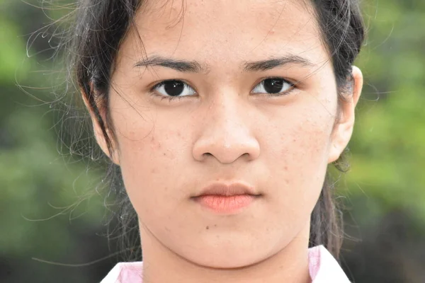 Una Giovane Filippina Seria Primo Piano — Foto Stock