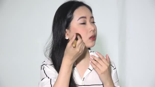 Adulto Asiático Feminino Aplicando Cosméticos Isolados — Vídeo de Stock