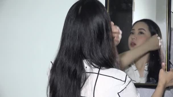 Adulto Asiatico Femmina Utilizzando Specchio Isolato — Video Stock