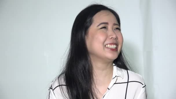 Lachen Boos Volwassen Aziatische Vrouw Slaan Zichzelf Geïsoleerd — Stockvideo