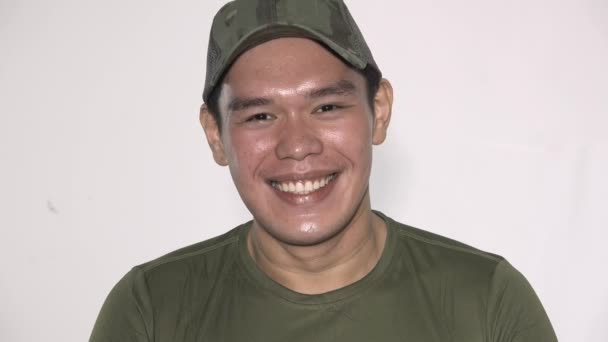 Soldado Filipino Sonriente Aislado — Vídeo de stock