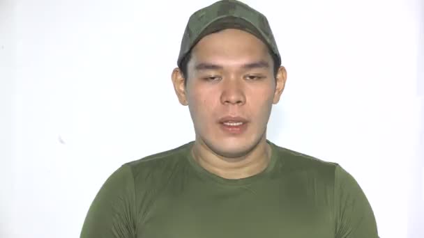 Asijský Voják Salutující Izolovaně — Stock video