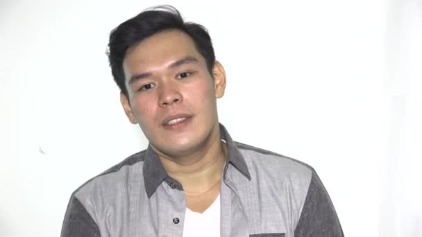 Schöner Asiatischer Mann Gespräch Und Isolation — Stockvideo