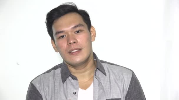 英俊的亚洲男人说话和解释孤立无援 — 图库视频影像