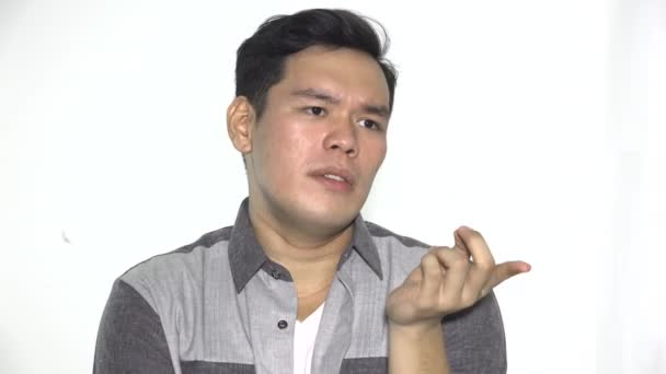 Confundido Adulto Asiático Hombre Hablando Aislado — Vídeos de Stock