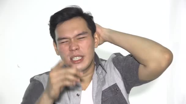 Gespannen Volwassen Aziatische Man Praten Geïsoleerd — Stockvideo