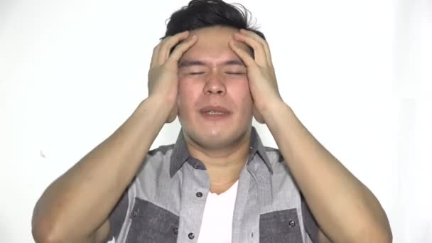 Uitgespannen Volwassen Aziatische Man Geïsoleerd — Stockvideo