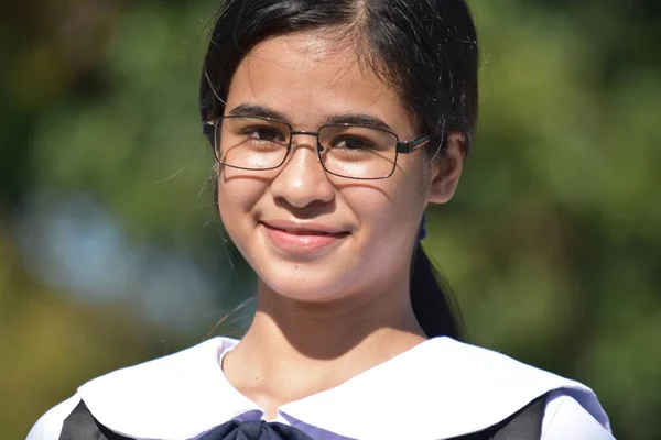 Minoritas Serius Perempuan Remaja Mengenakan Kacamata — Stok Foto
