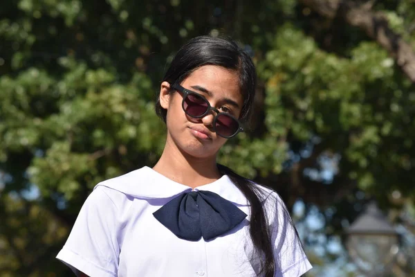 Flicka Gör Roliga Ansikten Med Solglasögon — Stockfoto