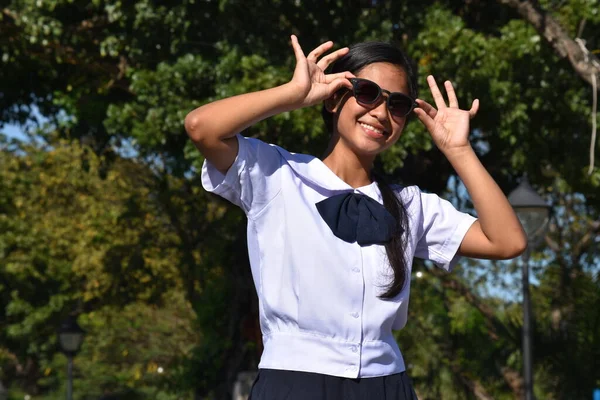 Teenager Mädchen Mit Spaß Tragen Sonnenbrille — Stockfoto