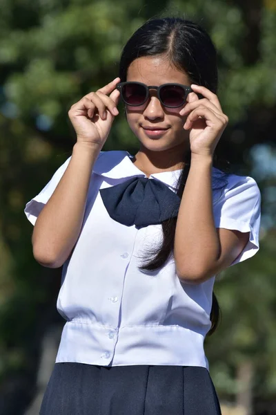 Snygg Söt Filippinsk Ungdom Bär Solglasögon — Stockfoto