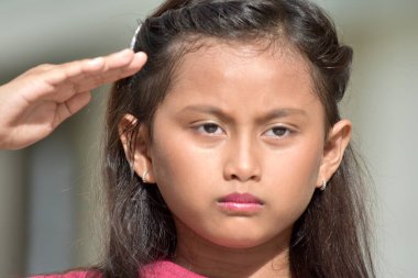 Selamlayan Güzel Filipinli Kadın