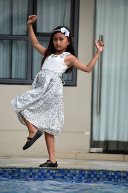 Tatlı Filipinli Kız Dans Ediyor Yazın Elbise Giyiyor