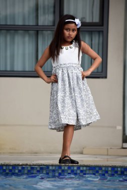 Bir Poz Veren Kadın Ergen Yazı