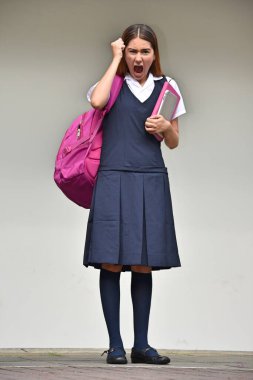 Ayakta dururken üzerinde kitap olan endişeli Kolombiyalı kişi.