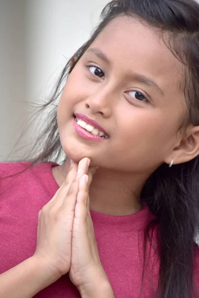 Ein Junges Philippinisches Mädchen Betet — Stockfoto