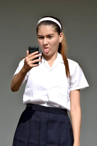 Uma Mulher Colombiana Bonito Usando Telefone — Fotografia de Stock