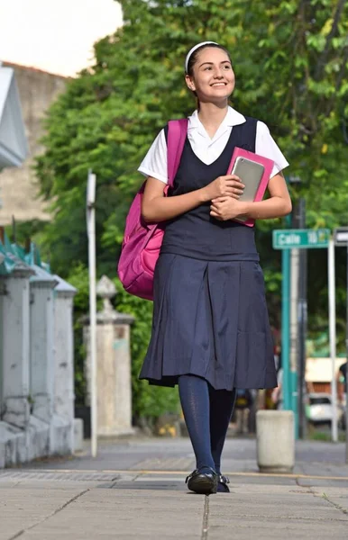 Student Univerzity Žena Nosí Jednotné Chůze Chodníku — Stock fotografie
