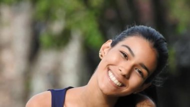 Gülümseyen Güzel bir bayan.