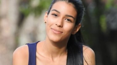 Gülümseyen Güzel bir bayan.