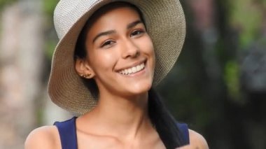 Şapka Giyen Güzel Bir Genç Kız