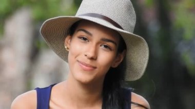 Güzel genç kız göz kırpıyor ve öpüşüyor.