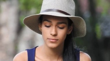 Gergin bir genç kız konuşuyor.