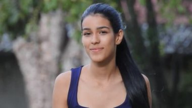 Park 'ta Oturan Genç Bir Kız