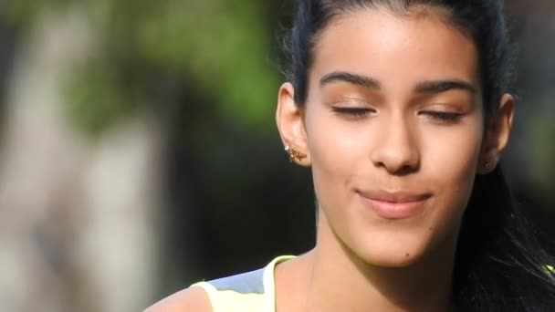 Krásná Usmívající Dospívající Dívka — Stock video