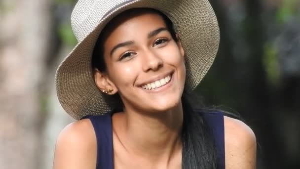 Glücklich Lächelnde Teenie Mädchen Mit Hut — Stockvideo