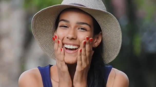 Elated Adolescente Chica Sonriendo Usando Sombrero — Vídeos de Stock