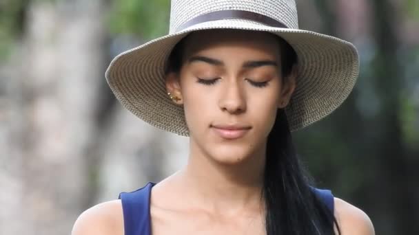 Adolescente Femenina Abre Los Ojos Sonríe — Vídeo de stock