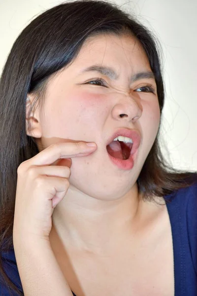 Ein Erwachsenes Weibchen Mit Zahnschmerzen — Stockfoto