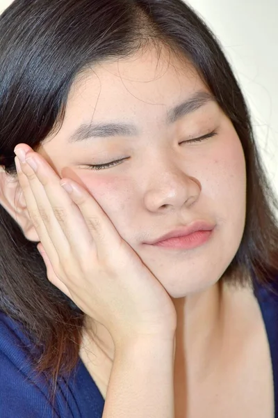 Eine Verschlafene Schöne Chinesische Frau — Stockfoto