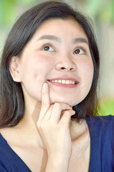 Młoda Chińska Kobieta Myśląca — Zdjęcie stockowe