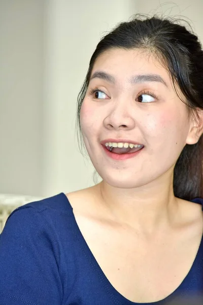 若いアジアの女性と幸せ — ストック写真