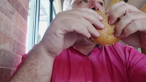 Чоловік Який Їсть Гамбургер Таймелапс — стокове відео