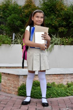 Güzel Filipinli Kız Öğrenci Ders kitaplarıyla Etek Giyiyor