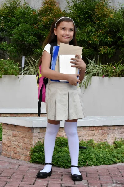 Fin Filipina Flicka Student Undrar Bär Kjol Med Läroböcker Stående — Stockfoto