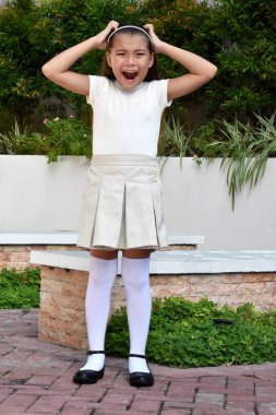 Stresli Filipinli Kız Çocuklar Etek Giyiyor