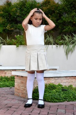 Tatlı Filipinli Çocuk ve Hafıza Kaybı Duruşu