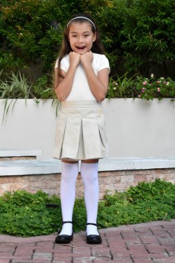 Genç bir Filipinli Kadın Bağırıyor