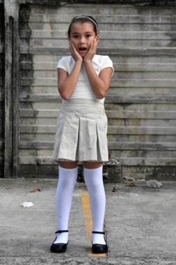 Şok olmuş Güzel Bayan Genç Duvarın yanında Etek Giyiyor