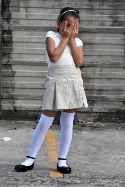 Duvarın yanında Etek Giyen Korkulu Genç Azınlık Kişi