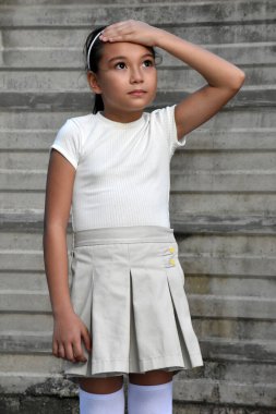 Duvarın Yakınındaki Etek Giyen Genç Filipinli Çocukların Hafıza Sorunları