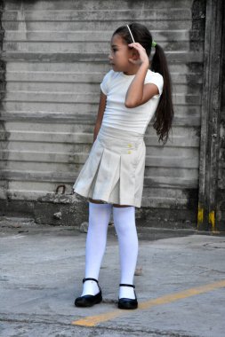 Duvarın yanında Etek Giyen Genç Filipinli Ergen Duruşması