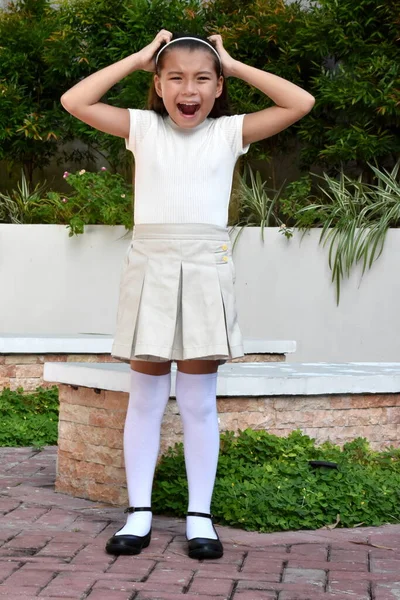 Stresli Filipinli Kız Çocuklar Etek Giyiyor