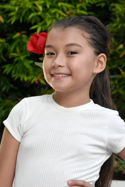 Şirin Filipinli Kadın Gülümseyen Kırmızı Çiçek Yakını Giyen — Stok fotoğraf